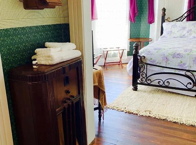 The Victorian On Main Bed and breakfast 3*