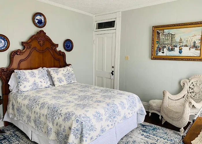 The Victorian On Main Bed and breakfast