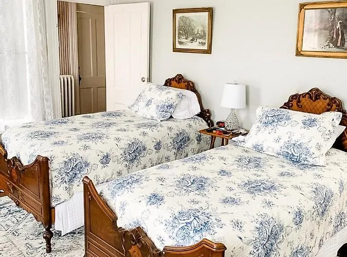 The Victorian On Main Bed and breakfast