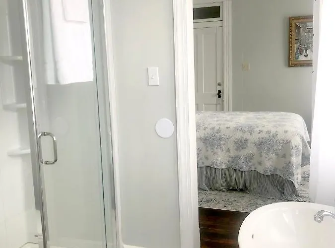 The Victorian On Main Bed and breakfast 3*