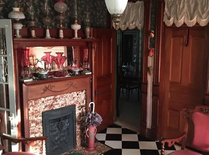 The Victorian On Main Bed and breakfast