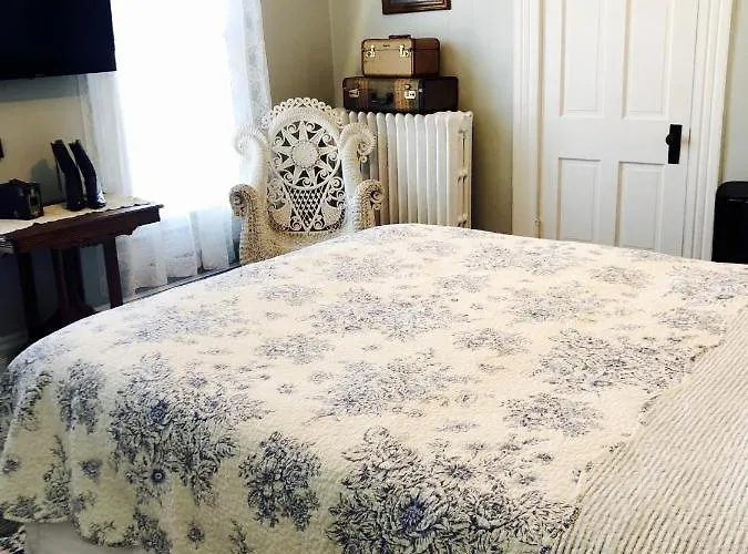 The Victorian On Main Bed and breakfast