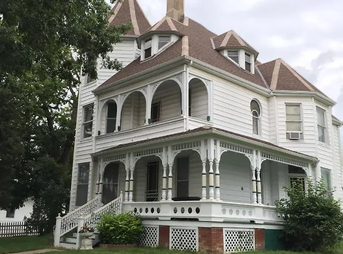 The Victorian On Main Bed and breakfast 3*